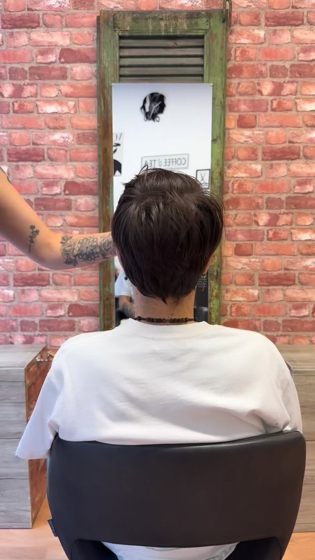 Team work🔥Per realizzare questo lavoro abbiamo impiegato 4 ore circa e l intero team è’ stato coinvolto, partiamo con:
Hair model: @giovyhairart
Colour: @rosanadoeshair
cut: @sharrison280
Non perderti altri video 🔥👩🎨✂️
📍Milano, Via Bullona 1
#hairtransformation #haircolor #parrucchierimilano #milanhair #hair