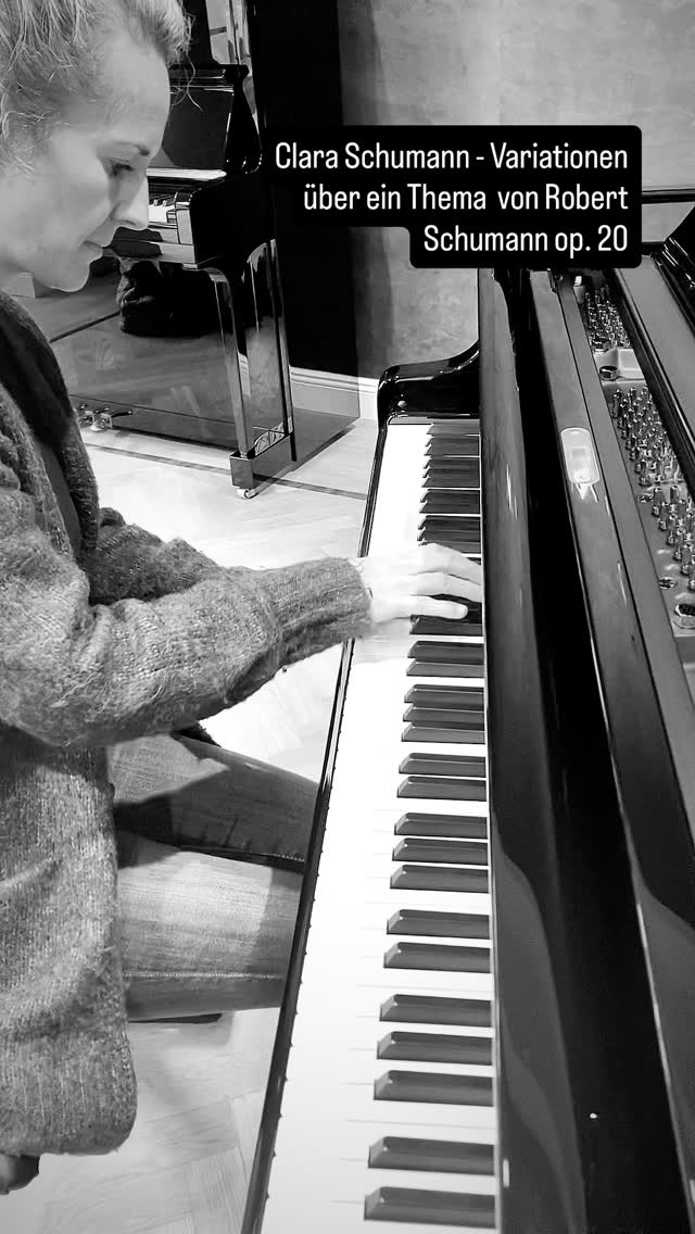 One of my favourite pieces by Clara Schumann: her Variations on a Theme by Robert Schumann.
Here, an excerpt from the last variation.
I love the fragility of this final variation, and at the same time its soft and effortless flow, while the melody is carried by the top voice of the chords in the right hand.
filmed by @verenazeiner 🤍
at @steinwayaustria ✨
by Clara 2.0 🙂
#classicalpianist #pianistsofinstagram #pianistinvienna #claraschumann #steinwayandsons