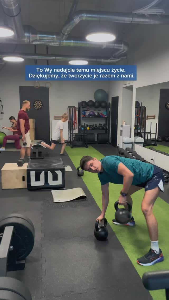 Pusta sala to tylko ściany i sprzęt.
To ludzie tworzą atmosferę tego miejsca.
Rozmowy między seriami.
Pierwsze treningi po długiej przerwie.
Powroty po kontuzjach.
Małe sukcesy, których często nikt poza Wami nie widzi.
To dzięki Wam Stolica Ruchu żyje każdego dnia.
Jesteśmy za to wdzięczni. 🤍