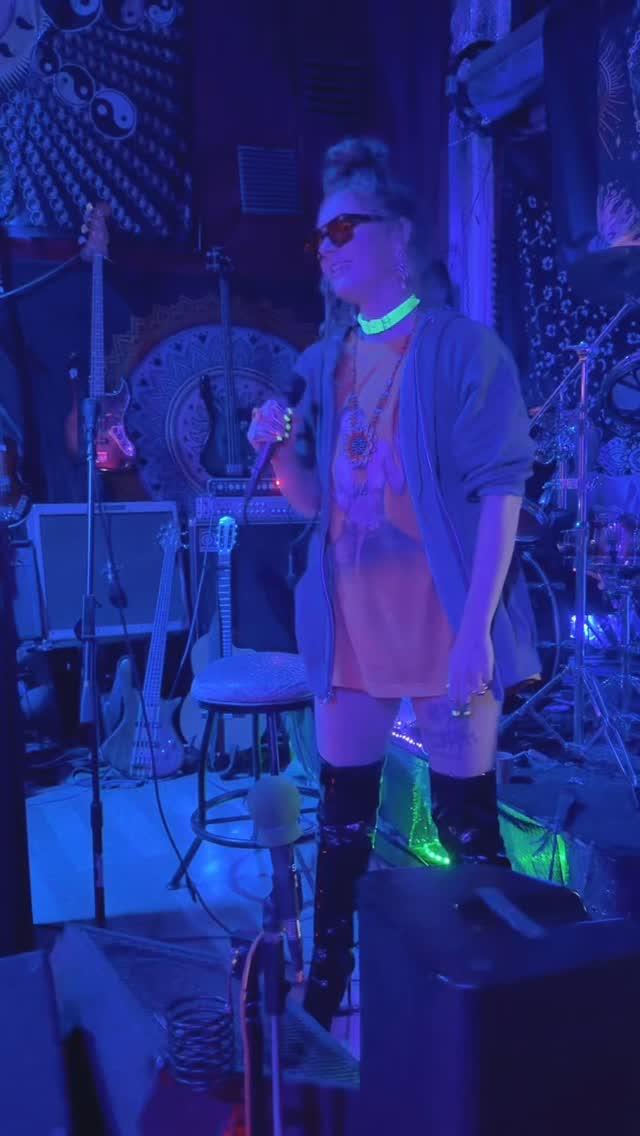 This project is all about rap, truth telling, and empowerment. But I gotta break it down on the vocals once in a while 🔥 🎤
Thank you @projectheartshine for having me last week 🫶🏻 So excited fort next show with @truthnowmusic at @highvibefest on Saturday, 6/20 😻