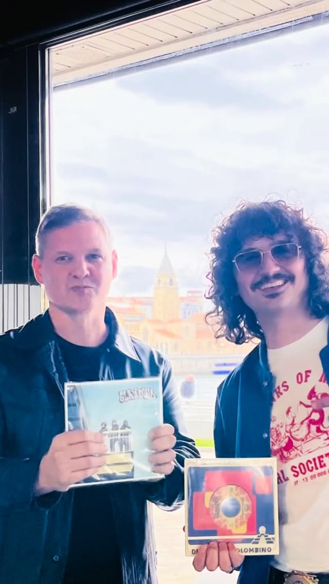 El sábado en el Tizón Sound Fest de Gijón, en el que toqué con @los_putos_oddballs , coincidí con el talentoso Alberto Charro (@glandula_shake, @losmalinches). Me regaló una copia del último single de Glándula: “Qué voy a Hacer / Lupe vuelve a casa”, grabado en analógico, mezclado y producido aquí en Hollers Analog Studio y publicado por Calico Wally en una bonita edición limitada.
Muy contento con cómo suena este disco. Y con ganas de que salga pronto el resto del material que hemos grabado en los últimos meses.
De paso aproveché para hacerme con una copia del clásico de Los Malinches “En el Agua / Becerros dorados”, que sale ahora por primera vez en formato físico de la mano de Discos Precolombino. Igualmente recomendable.
@acordes_subterraneos @calicowally
#glandula #losmalinches #recordingstudio #analogrecording #rockenespañol