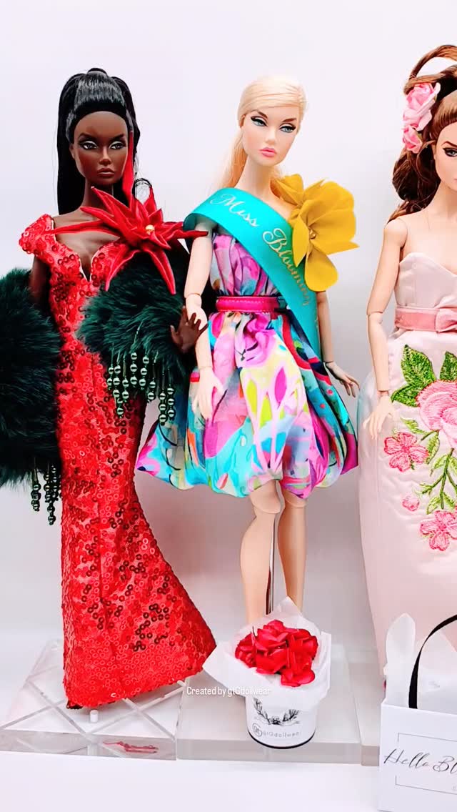 Five couture dresses.
One iconic lineup.
And yes — they really look this good together.
There’s something about seeing all the Club looks side by side…
the colours, the embroidery, the tailoring — it’s like a tiny runway whispering, “Are you sure you’re not meant to be in the Club?”
Because this is what Club life feels like: “wow” lined up in one perfect moment.
https://www.gtgdollwear.com/pricing-plans/list
#gtgdollwear #integritytoys #poppyparker #fashiondolls #fashionroyalty