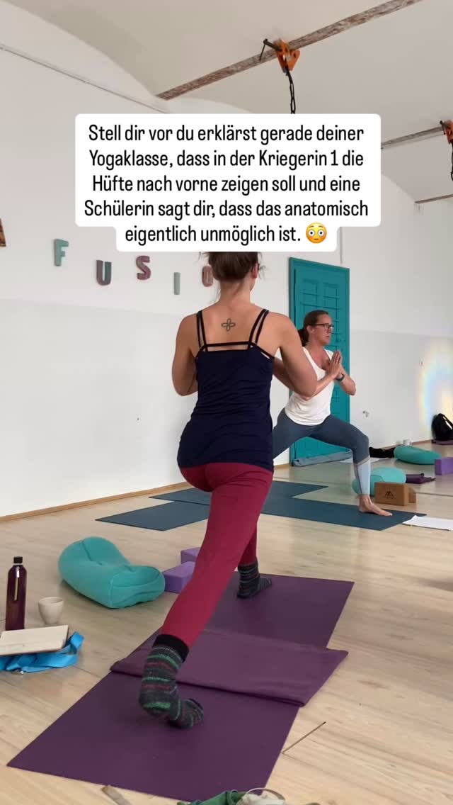 Kannst du erklären, was du mit der Anleitung „Hüfte nach vorne“ genau meinst? Und ob / warum das in der Kriegerin 1 überhaupt Sinn macht?
❓Was ist der Unterschied zwischen der Kriegerin 1 und dem High Lunge und wann setzt du diese Positionen gezielt ein und warum?
❓Sind es austauschbare Alternativen und was sind die Vor- / Nachteile?
Wie sattelfest fühlst du dich in deinem Unterricht, wenn solche Fragen aufkommen?🤓
Wünscht du dir manchmal heimlich: „Hoffentlich fragt keiner zu genau nach.“🙈
Hast du deine Yoga Grundausbildung gerade erst abgeschlossen und es schwirrt dir der Kopf von so vielen neuen Inputs, die du erst einmal sortieren und sacken lassen musst?
Fühlt es sich an, als hättest du bisher nur an der Oberfläche gekratzt und du willst endlich tiefer eintauchen?
Liegt deine Grundausbildung schon ewig zurück und du hast schon die Hälfte wieder vergessen?
Hast du danach nie wirklich begonnen zu unterrichten, aber jetzt spürst du: Die Zeit ist reif?
Wünscht du dir eine tiefgründige Weiterbildung, damit du deine Wissenslücken schließen und deinen Yoga Horizont mit neuen Techniken und Stilen erweitern kannst?
Wünscht du dir eine Yoga-Mentorin, die dich wirklich kennst mit all deinen Stärken und Herausforderungen und dich gezielt fördert, damit du dein volles Potential entfalten kannst?
❣️Denn es steckt mehr in der als nur eine durchschnittliche Yogalehrerin. Du hast so viel zu geben.
Du hast eine Mission: Diese Welt mit Yoga zum Besseren verändern. 💡
Du bist einzigartig und du hast das Zeug dazu, eine ausgezeichnete Yogalehrerin zu werden, die ihre Klassen mit Leichtigkeit füllt.
🥳Die Türen sind geöffnet zur 300 Std. Weiterbildung Multi-Style.
⏰Sicher dir deinen Platz noch vor dem 30. Mai. Denn dann schließen die Türen und diese Vorteile verschwinden:
🎁€ 100 Gutschein
🎁60 Min. Einzel-Mentoring
🎁12 Monate Ratenzahlung
Im Herbst steigen die Preise, schnapp dir jetzt den Bonus und starte nach dem Sommer. ☀️Lerne im eigenen Tempo, wann und wo du willst!
Werde Teil unserer FlyLight Familie 💝
Ich freu mich auf dich! 😻Deie Lisa