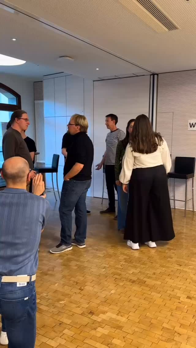 Wir sagen JA! Zu bekannten Songs, Gänsehautmomenten und einem Konzert, das man nicht verpassen will. 🎶✨
Zwei Chöre, viele Stimmen und noch mehr Emotionen — gemeinsam mit @eglofsermaennerchor feiern wir einen Abend voller Musik und guter Stimmung.
📍 Schiller-Saal, Kultur- und Kongresszentrum Stuttgart
📅 Sa, 13. Juni 2026
🕢 Einlass 19:00, Beginn 19:30
ℹ️ Tickets und weitere Infos auf: chormaeleon.net (Link in unserer Bio)
@liederhalle_stuttgart #chorkonzert #konzertstuttgart #chormusik #livemusik #eventstuttgart @rausgegangenstuttgart @viva_stuttgart