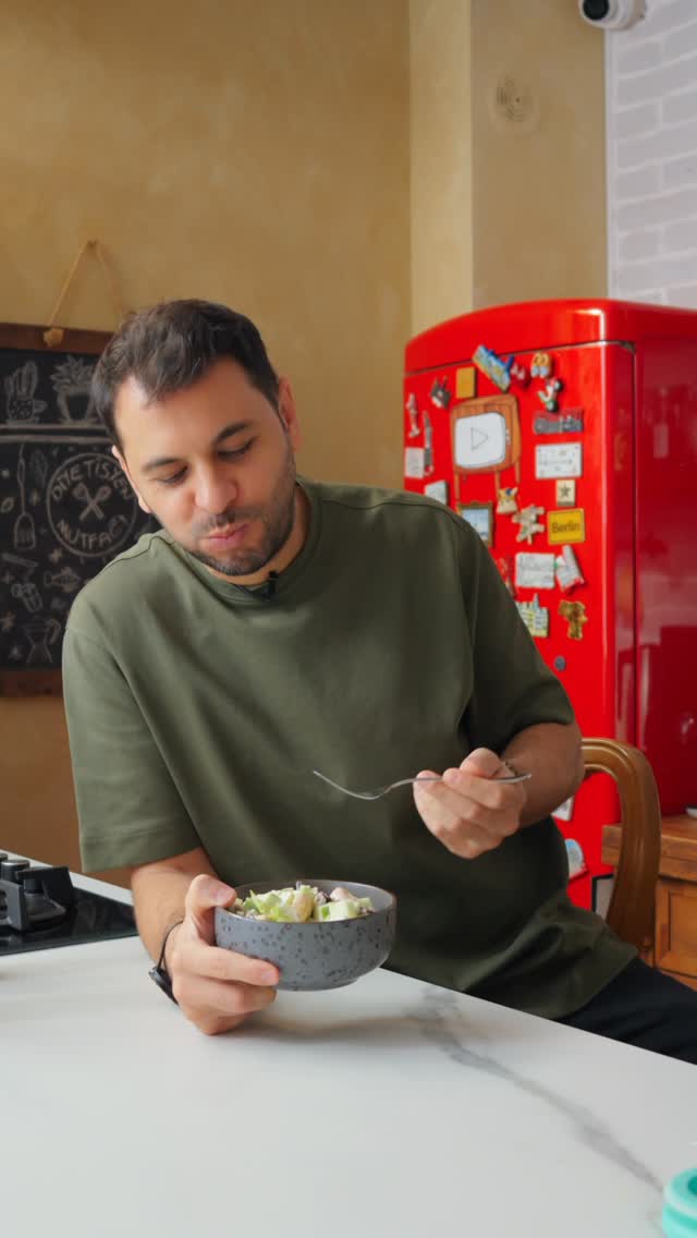 Çok lezzetli bir kavanoz salata ile geldim ✌️
✨Tavuk gibi protein kaynakları salataları daha doyurucu ve besleyici bir öğün haline getirirken,
✨Elma, ceviz ve yoğurt gibi malzemeler de hem besin değerini arttırıyor hem de daha lezzetli hale getiriyor.
🥗 Kavanoz Waldorf Salata
Malzemeler:
2 yemek kaşığı yoğurt
1/2 limon kabuğu rendesi
Tuz, karabiber
2-3 adet kırılmış ceviz
1 avuç kuru üzüm
Yarım yeşil elma
1 adet kuşbaşı doğranmış ve sotelenmiş tavuk göğsü
1 avuç iceberg marul
Zeytinyağı
Yapılışı:
Tüm malzemeleri bir kavanozun içine sırasıyla ekleyin ve karıştırın.
Yanınıza alarak günün dilediğiniz öğününde pratik şekilde tüketebilirsiniz.