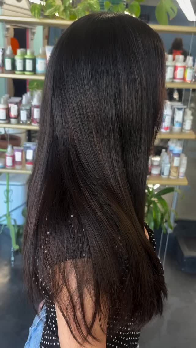 black hair dye lightening session on this absolute stunner🫶🏻 always love our conversations and both of our morbid curiosities 🧟♂️👻❣️thanks for the trust always! we got to a warmer carmel-y bronde and will be getting lighter next time!