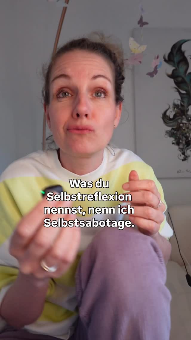 Du hast die Bücher gelesen. Die Podcasts gehört. Das Journal gefüllt. Du WEISST, woher deine Muster kommen. Du kannst deinen Perfektionismus beim Vornamen nennen und hast für jede Blockade einen Namen, die dich davon abhält aus dem Quark mit deiner Selbstständigkeit zu kommen.
Und trotzdem sitzt du abends am Laptop, die Kids sind im Bett, du hast anderthalb Stunden - und überarbeitest dein Canva-Template zum fünften Mal statt einfach auf Posten zu drücken.
Weil Verstehen nicht Verändern ist.
Was wie Reflexion aussieht, ist Kontrolle. Solange du nachdenkst, musst du nicht fühlen. Solange du planst, musst du nicht rausgehen. Solange du noch einen Kurs machst, musst du dich nicht zeigen.
Ich war genauso. Teamhead im Konzern, alles gerissen, und trotzdem nie das Gefühl gehabt, dass es reicht. Bis ich gekündigt habe, um das zu machen, was mich wirklich erfüllt. Mit Schiss in de Bücks, ohne zu wissen was kommt. Aber mit Vertrauen in mich selbst.
Du brauchst nicht noch ein Konzept. Du brauchst jemanden, die mit dir in genau die Momente reingeht, die dich blockieren. Die, die unbequem sind, denen man gerne mal ausweicht. Nicht mit nem Workbook, sondern mit Bewusstseins- und Energiearbeit:
Um dahin zu kommen, wo alles angefangen hat. Bei deinen unterdrückten Emotionen, die sich tief in dein Nervensystem gebrannt haben und deine Muster wie eine hängende Schallplatte wieder und wieder abspielen.
Wenn aber die Platte auf einmal aufhört sich zu drehen, passiert die Magie: Du entscheidest einfach. Du postest einfach. Du gehst voller Vertrauen für dich los.
Du brauchst nicht noch mehr Wissen. Du brauchst jemanden an deiner Seite, die Leichtigkeit reinbringt, wenn dein Kopf Karussell fährt. Die den Fokus hält, wenn du ihn verlierst. Und die da ist, wenn’s ruckelt.
Wenn du die bist, die bereit ist zu springen, schreib mir eine DM. Wenn du noch nach mehr Futter für den Kopf suchst, scroll weiter. Da draußen gibts genug im Angebot 🫠
FRAUEN, SELBSTSTÄNDIGKEIT, MUT LEBEN ZU VERÄNDERN, NERVENSYSTEM, ANGST, BLOCKADEN
