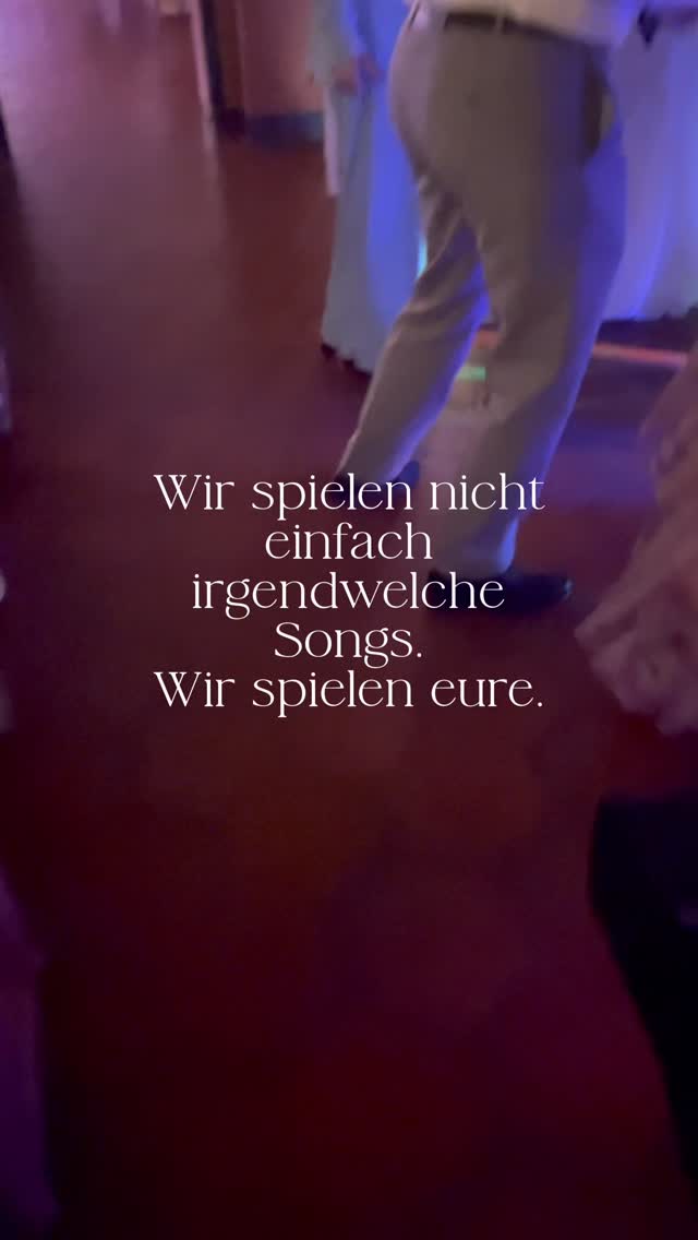 Wir spielen nicht einfach irgendwelche Songs, wir spielen eure.
Deshalb führen wir mit jedem Brautpaar ein intensives Vorgespräch. Wir fragen ganz genau nach: Welche Songs müssen unbedingt dabei sein? Welche dürfen auf keinen Fall laufen? Und auch: Welche Genres passen zu euch – und welche eher nicht?
So entsteht ein klares musikalisches Bild, das den gesamten Abend trägt. Und genau darauf baut Daniel als DJ auf der Party auf.
Wenn die Wünsche klar sind, ist es als DJ deutlich leichter, den richtigen Moment zu treffen – und die Leute genau da abzuholen, wo sie gerade sind.
So steht einer gelungenen Party nichts im Wege: volle Tanzfläche, richtiger Vibe, echte Stimmung.
#DJDivineStuttgart #hochzeitsdj #party