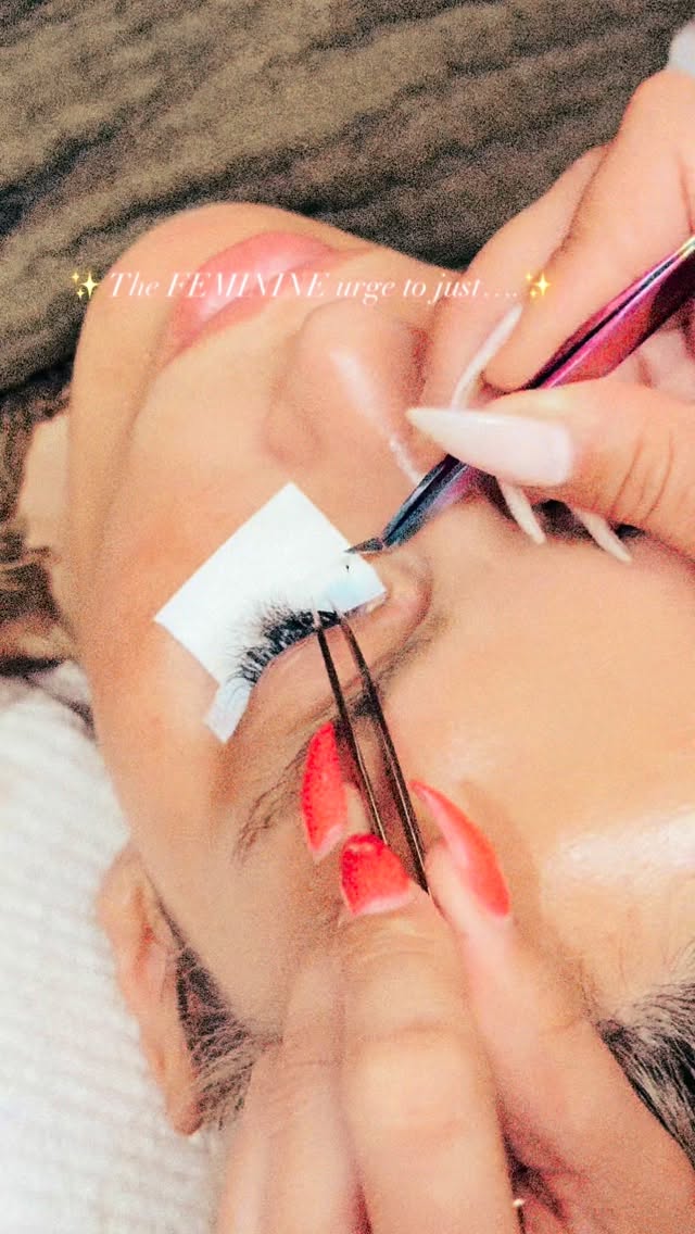 Melissa working her magic ✨😍
DM us or click the link in bio to book.📖
#sherwoodparklashes #lashextensions #yegbeauty #yegsalon #volumelashextensions