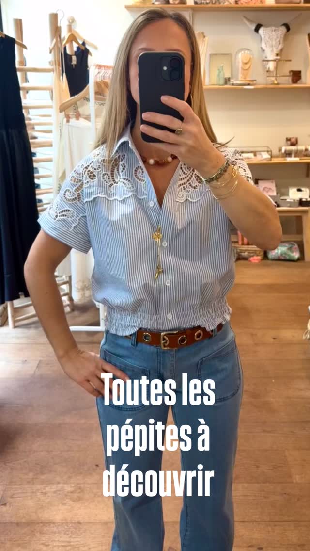 Voici un aperçu de toutes les nouveautés que vous pouvez découvrir sur notre site www.filledavril.com et en 🛍️ boutique physique (92). Toutes les pièces portées sont disponibles du 34 au 42. Peu de stock (comme toujours), que des matières nobles (coton essentiellement, bijoux plaqués or) ✨ et des prix allant de 25€ à 139,95€. Dis-moi en commentaire quel est ton look préféré 🩵. #look #lookoftheday #mode #inspirationoftheday #filledavrilboutique