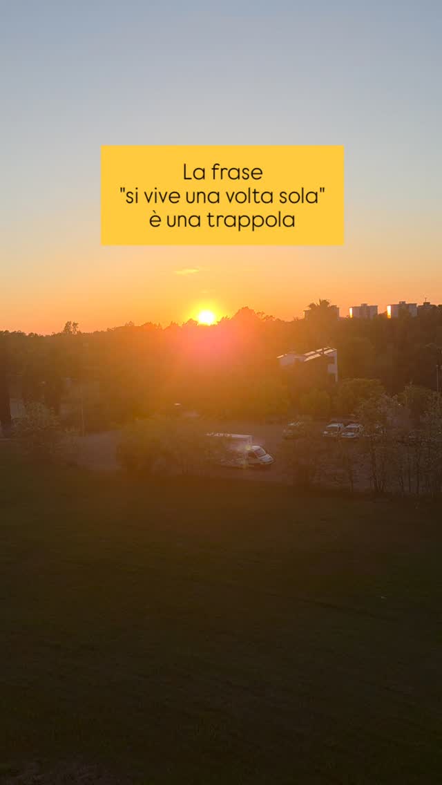 🌅 𝑳𝒂 𝒇𝒓𝒂𝒔𝒆 “𝒔𝒊 𝒗𝒊𝒗𝒆 𝒖𝒏𝒂 𝒗𝒐𝒍𝒕𝒂 𝒔𝒐𝒍𝒂”
per me non ha più senso.
Si muore una volta sola piuttosto. Ma Vivere, è una possibilità di ogni giorno.
🩸E qando convivi con il Dolore Cronico capisci ancora di più che vivere non è qualcosa che succede automaticamente.
È qualcosa che scegli ogni giorno.
Giorno in cui il "nonostante" è sempre presente.
🌻E a volte la scelta più difficile è proprio continuare a cercare bellezza mentre il corpo fa male.
Nelle risate dei tuoi amici in sottofondo.
Nel rumore del mare.
Nei tramonti che sembrano fermare il tempo per qualche secondo.
Nei fiori che continuano a sbocciare senza chiedere il permesso al dolore.
Nella natura che ti ricorda che anche ciò che si spezza può continuare a vivere.
🎗Ci sono diagnosi che cambiano il modo in cui abiti il tuo corpo.
Endometriosi.
Fibromialgia.
Vulvodinia.
Nevralgia del Pudendo.
Ti insegnano la stanchezza.
La rinuncia.
La rabbia di sentirti intrappolata in un corpo che lotta continuamente.
💛Ma non possono portarci via tutto.
Non possono impedirci di emozionarci davanti a un cielo colorato.
Di ridere fino alle lacrime con le persone che amiamo.
Di sentire il vento sulla pelle.
Di trovare vita anche nei giorni più dolenti.
Di farci il qlo e raggiungere comunque i nostri sogni, nonostante questi ultimi abbiano inevitabilmente cambiato forma a causa delle malattie.
💜"Resilienza" non è diventare invincibili.
Ma continuare a visualizzare la versione di noi che continuerà ad adattarsi al nuovo, magari cadendo ma poi rialzandosi, nonostante tutto.
🫂E io voglio continuare a vivere così:
raccogliendo piccoli frammenti di bellezza
anche nei giorni in cui il dolore prova a coprire tutto.
A te che combatti con una malattia invisibile come me, ti abbraccio forte❤️🩹La tua vita ha valore.
#DoloreCronico #Endometriosi #Fibromialgia #Vulvodinia #NevralgiaDelPudendo