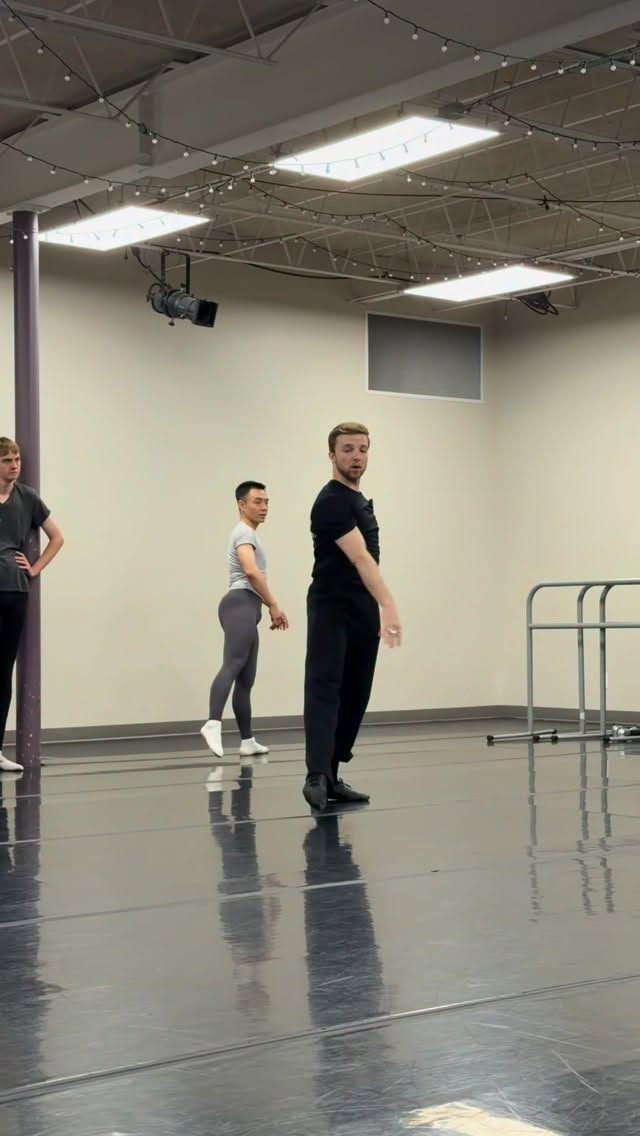Precision over speed ♠️
Working through the Swan Lake Pas De Trois male variation one detail at a time. Your knees will thank you later ‼️🦵
#themaledanceconnection #maledancer #balletdancer #adultdancer #balletclass