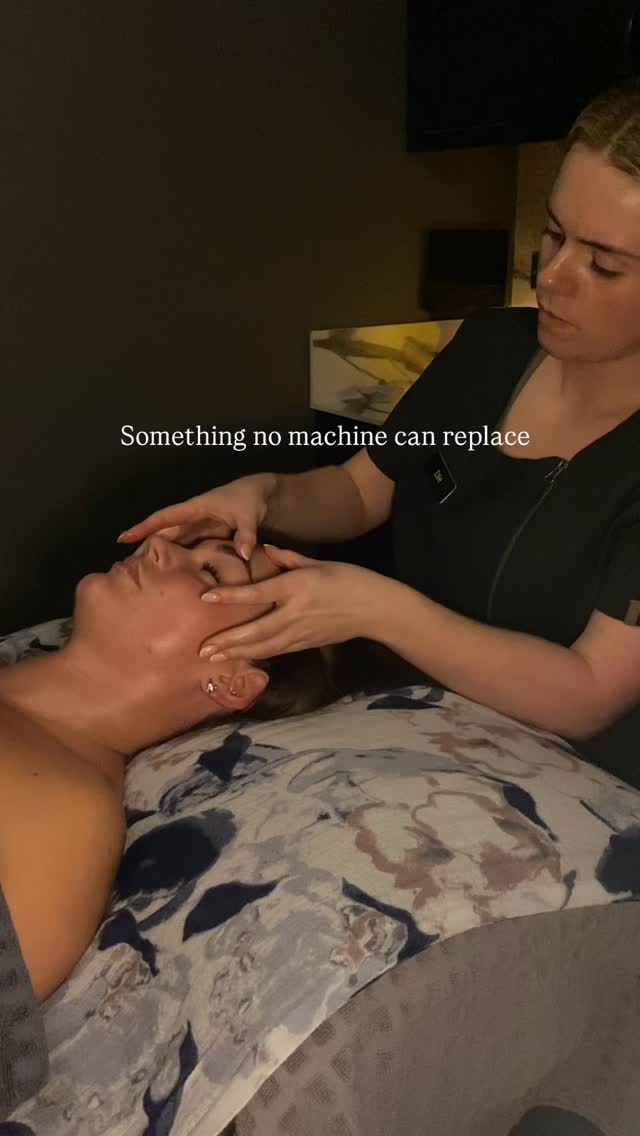 Some things no machine can replace ✨
Human touch, expert hands & a facial massage that melts everything away 🤍
The power of touch will always win 💆♀️
