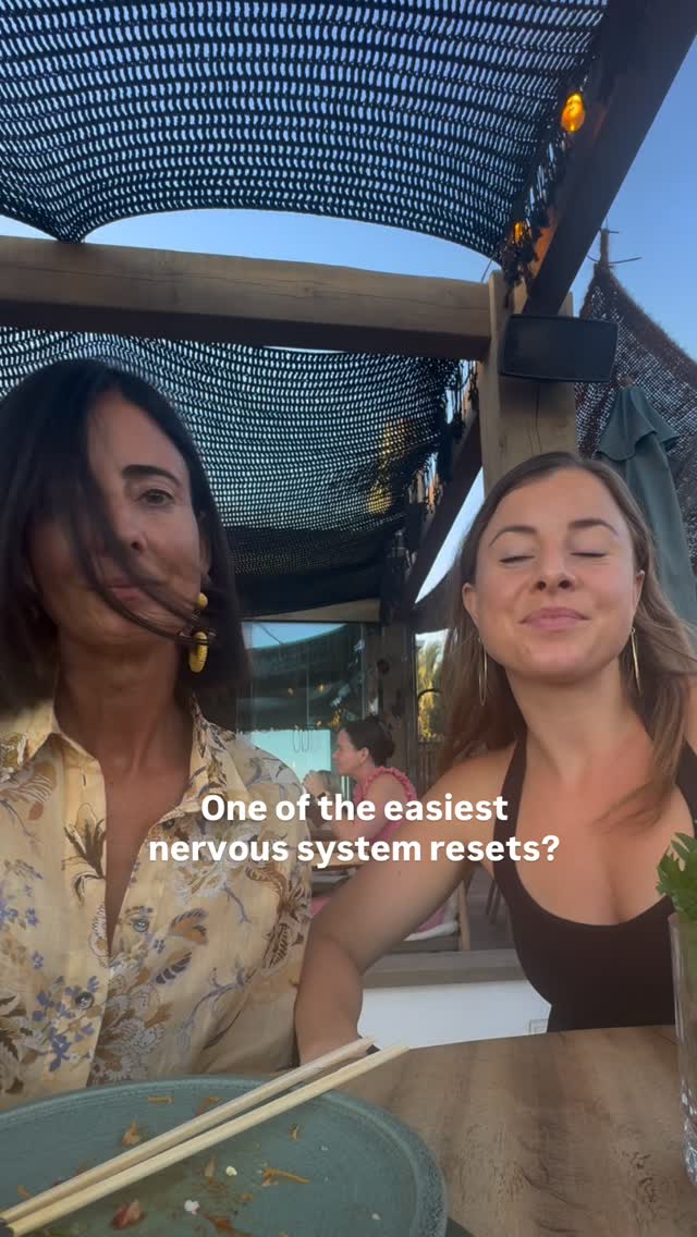 Sometimes hormonal health looks like calling your mum. 🤍
Research says that hearing a loved one’s voice can help lower cortisol, your stress hormone, and support oxytocin, the hormone connected to bonding, safety, and connection.
And honestly? That makes so much sense.
Because your body knows when you feel held.
Your hormones respond to the life you’re living, not just the food you’re eating.
So yes, protein, sleep, movement, cycle tracking, all of it matters. But connection matters too.
Send this to someone whose voice makes you feel like home and…
Tag in comments who’s that special person for you? 💭🩷
#hormonalhealth #energy #burnout