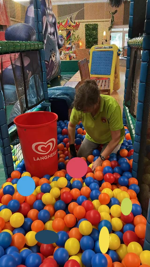 Fleißig am Aussortieren! 💪
Jede Menge Bälle werden von uns gerade auf Herz und Nieren geprüft – denn Molli Bär macht sich auf den Weg und liefert sie als Spende direkt im Kindergarten ab! 🥳
Gemeinsam Kinderaugen zum Leuchten bringen: Check! ✅
