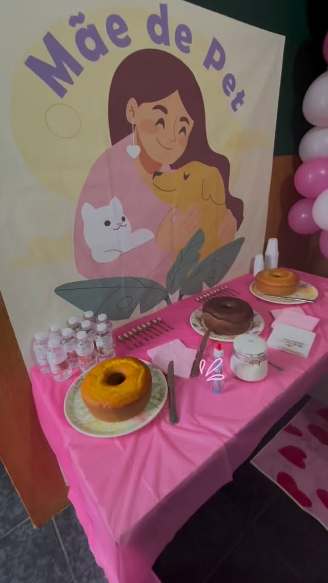 Hoje a Escola do Latir foi ainda mais lar. 🩷🐾
Nosso evento de Dia das Mães Pet foi sobre conexão, presença e amor nos detalhes. Entre risadas, música ao vivo, yoga, pilates, boxe, agility e momentos ao lado dos nossos dogs, vimos algo muito maior acontecer: famílias criando memórias juntas.
Porque ser mãe de pet vai muito além do cuidado diário. É incluir eles na rotina, nas comemorações, nos finais de semana e nos momentos especiais da vida. É amar alguém que talvez não fale a nossa língua, mas entende perfeitamente o nosso coração.
E é exatamente isso que queremos construir aqui na Escola: um espaço onde os cães são vistos como parte da família e onde cada tutor se sente acolhido também. ✨
Mais do que uma creche, queremos ser extensão de casa, de afeto e de pertencimento. Um lugar onde os vínculos crescem entre cães, pessoas e histórias.
Obrigada a cada família que viveu esse dia com a gente. Foi lindo ver tanto amor reunido no mesmo lugar. 🩷
#crechecanina #escoladolatir #mãedepet #familia #petlovers