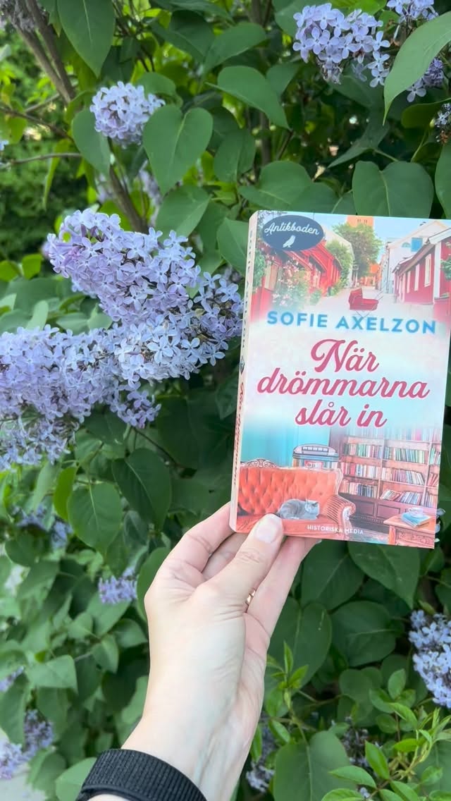 Solen skiner, fåglarna kvittrar (ljud på) och i brevlådan hittade jag det allra första exet av pocketupplagan av ”När drömmarna slår in”. Släppdatum: 4 juni! ✨
Finns också som ljud- och e-bok så klart. Passa på att läs eller lyssna på den i sommar, för i augusti kommer nästa del i serien: ”Brev från det förflutna”, i alla format.
Den kan du redan nu lägga i din virtuella bokhylla!
#strängnäs
#närdrömmarnaslårin
#brevfråndetförflutna
#Antikbodenugglan
@historiskamedia