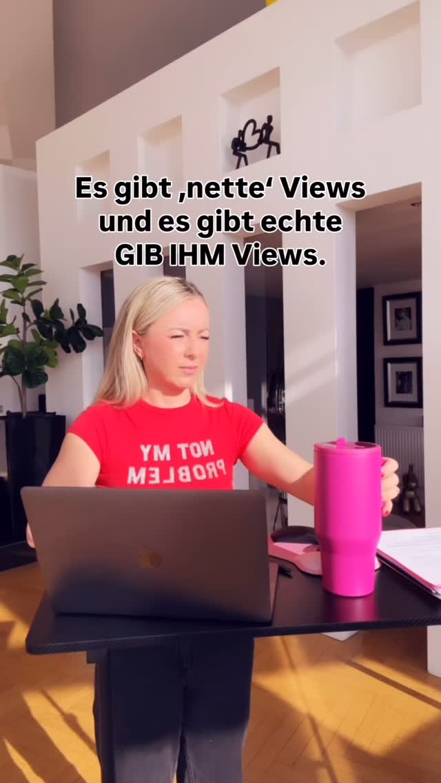 Und mit „GIB IHM“ meine ich nicht 100k virale Aufrufe, von denen am Ende niemand bucht. Ich meine GIB IHM im Terminkalender. 💸
Letztendlich ist es völlig egal, ob 100.000 Menschen dein Video sehen und nichts passiert, oder ob 500 Frauen zuschauen und 10 davon direkt bei dir buchen.
Wichtig ist, was am Ende auf dem Konto landet.
Wenn du merkst, dass deine Videos Views haben,
aber nicht so richtig dann liegt es hier dran:
Du bist interessant genug zum Anschauen.
Aber nicht klar genug um zu buchen.
Und das ist der Unterschied, über den niemand redet.
Views heißen: sie hat gestoppt.
Follower heißen: sie will mehr.
Kundin heißen: sie vertraut dir.
Und der Weg von View zu Kundin?
Geht nur über eine Sache →Klarheit.
Wer bist du?
Für wen machst du das?
Was hat sie davon, wenn sie bleibt?
Wenn sie das nach deinem Video nicht sofort beantworten kann, scrollt sie weiter.
Mit einem guten Gefühl, aber ohne dir zu folgen. Ohne je bei dir zu kaufen.
Du produzierst Content für Menschen, die dich vergessen.
Das ist nicht ihr Fehler.
Das ist das fehlende Fundament.
Und genau das bauen wir in THE CORE.
👉 Kommentiere CORE ich schick dir den Link direkt in die DMs.
Folge mir, damit deine Views endlich zu Kundinnen werden. 🖤