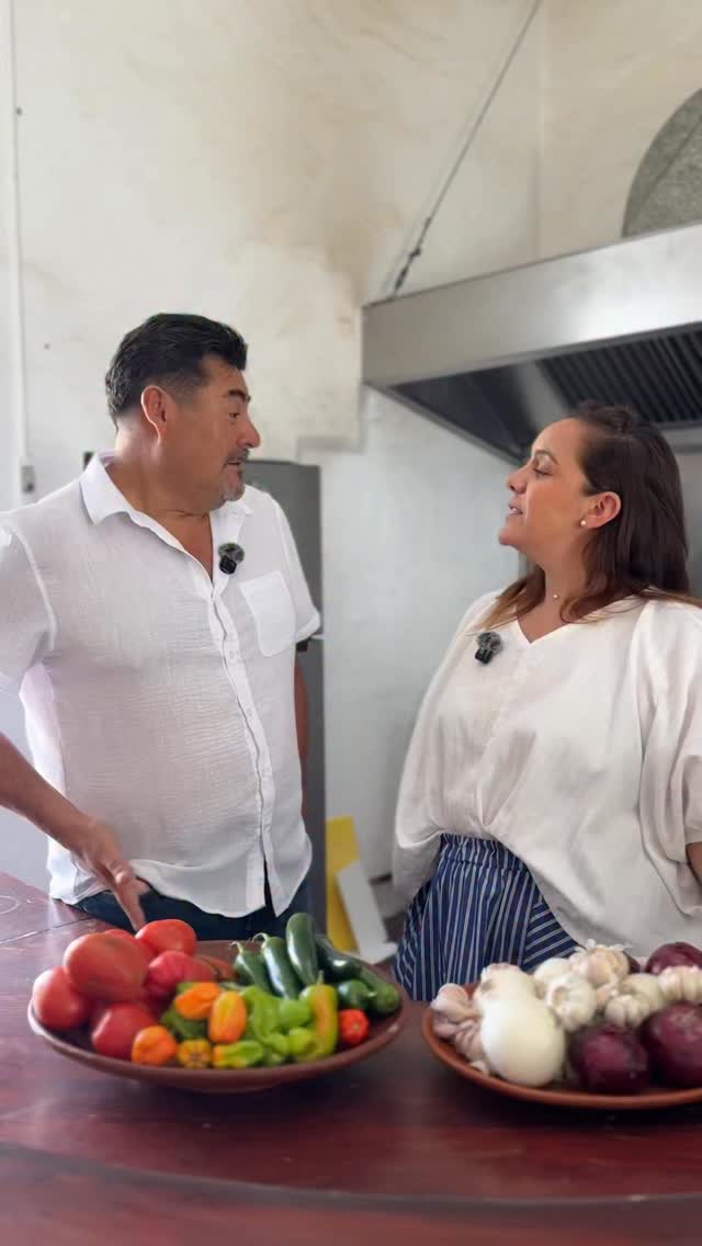 Estar en la cocina de Casa Oaxaca con el chef @chef.alexruiz es entrar a donde todo empezó.
Aquí es donde nacieron muchos de los platillos del restaurante.
Y también es donde pasa algo muy especial: Las Mesas del Chef.
Esta cocina es su laboratorio.
Aquí se prueba, se crea, se juega con ingredientes frescos del día.
Y justo ahí… es donde nos soltamos.
Las Mesas del Chef son una experiencia completamente privada, pensada solo para ti y las personas con las que viajas.
No hay menú fijo, no hay algo predecible.
Todo se va construyendo en el momento, con lo mejor que hay ese día.
Y tú estás ahí, viendo, viviendo, probando todo.
No es solo una comida, es estar dentro del proceso, en el lugar donde todo cobra vida.
Y eso… lo cambia todo.