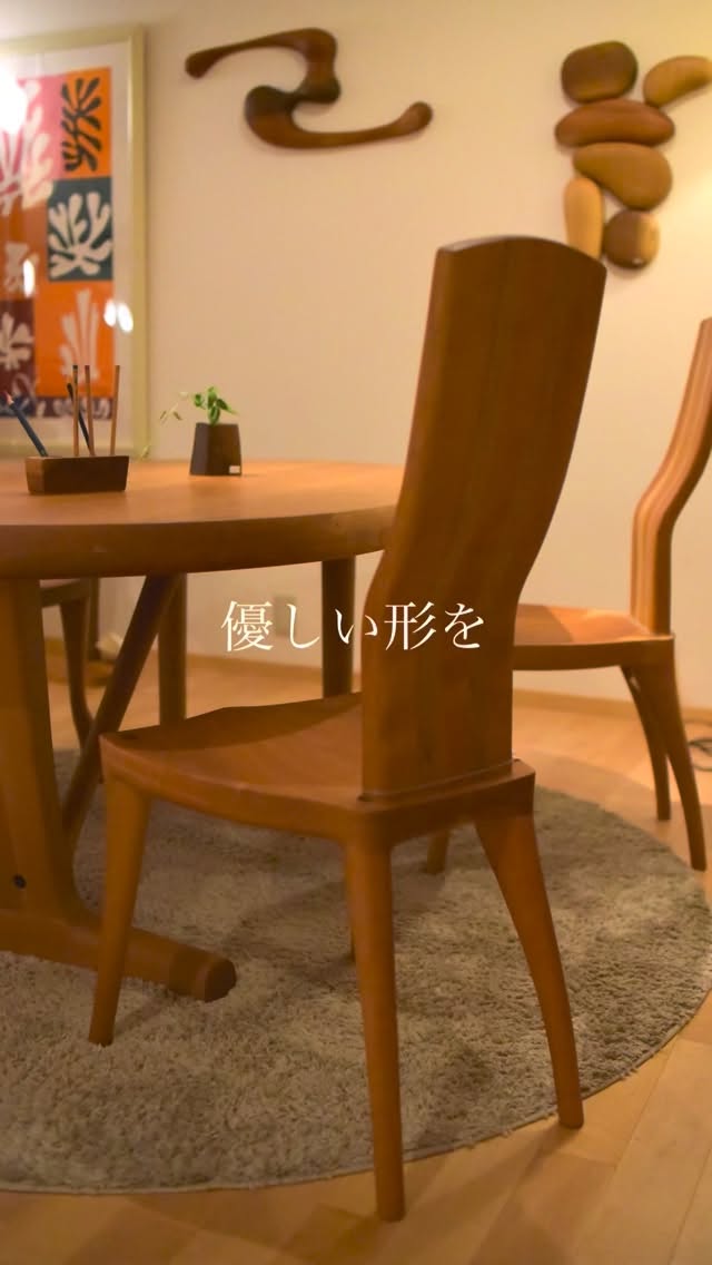 今日もアトリエでは作品の制作が進んでいます。
使う人の暮らしを考えた優しいデザイン
それを一つ一つ丁寧に形にする
ホッとする
癒される
お客様からそうおっしゃっていただけるのは
どの作品もこうやって作っているからかもしれません。
_____________________
山梨県北杜市の手作り造形家具工房です。
デザインから制作まで作家の加藤潤を中心に一つ一つ大切に制作しています。
一枚板や無垢の温もり、手作りだから実現する体が喜ぶ家具を体験してみてください。
オーダー制作も承っております。
お気軽にお問い合わせください。
【八ヶ岳手作り造形家具 いっぴん工房】
住所:山梨県北杜市大泉町谷戸8686-11
営業時間:10:00~18:00 (1日15日が平日の時はお休みです)
TEL:0551-38-1339
—
#いっぴん工房 #手作り家具 #オーダー家具 #優しい家具 #優しい暮らし