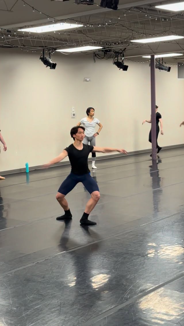 Raw energy in these à la seconde turns 🔥
When technique meets power 🌪️
#themaledanceconnection #balletdancer #maledancer #pirouettes #adultballet