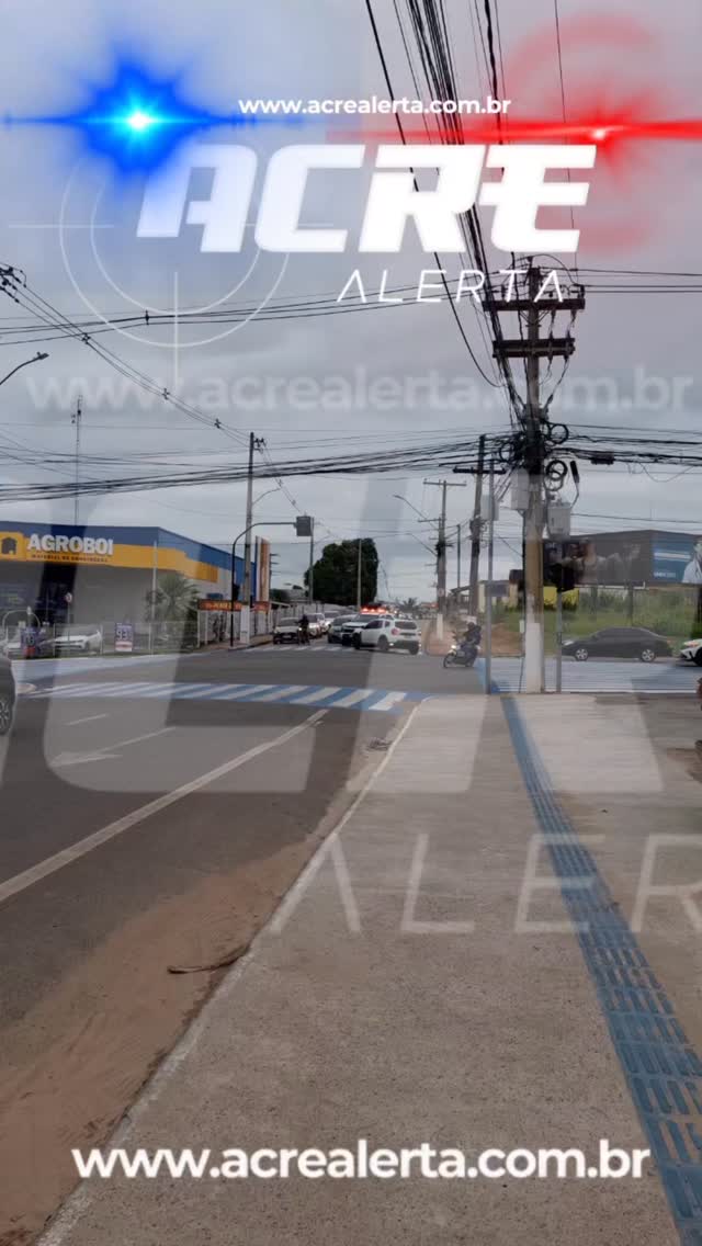 Dois homens foram presos pela Polícia Militar após roubarem uma loja de confecções na região do bairro João Eduardo. Segundo a polícia, três criminosos participaram da ação e chegaram a manter uma das proprietárias em cárcere privado dentro do estabelecimento enquanto recolhiam as mercadorias.
Após o roubo, o grupo fugiu em um veículo, mas acabou localizado na região do bairro Esperança. Os suspeitos ainda tentaram fugir da abordagem policial, mas foram interceptados pelos militares.
Grande parte das mercadorias roubadas foi recuperada dentro do carro. Dois criminosos foram presos e encaminhados para a Defla. O terceiro suspeito conseguiu fugir.
📲 matéria completa no site www.acrealerta.com.br�
#RioBranco #Acre #PoliciaMilitar #JoaoEduardo #Defla OcorrenciaPolicial Roubo AcreAlerta Noticias PlantaoPolicial SegurancaPublica Policia Crime Urgente
