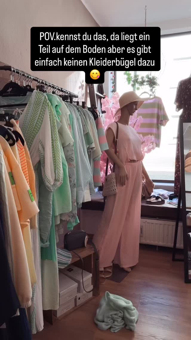 Kennt ihr das?
Da liegt ein Klamottenteil auf dem Boden… aber der Bügel dazu ist einfach weg. Spurlos verschwunden.#smallbusiness #funnypost #spassanderarbeit #boutique #fashionstyle
Nicht geklaut.
Nicht aufgeräumt.
Einfach in einer anderen Dimension. 👽
The X-Files hätte daraus mindestens 3 Staffeln gemacht.“