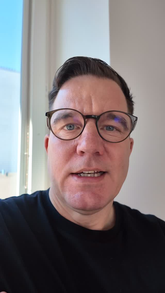 Willkommen im neuen Abgekocht-HQ. 🎧
Matthias gibt einen kleinen Einblick in die Nachbarschaft im Foodflow-Büro – und stellt direkt fest: Vegetarier und Veganer haben es hier raumklimatechnisch eher schwer. Nebenan wird nämlich gebrüht. Wurst, um genau zu sein. Und das in beeindruckender Qualmdichte.
Im Herzen? Absolut offen für alle. 🫶 In der Luft? Herausfordernd.