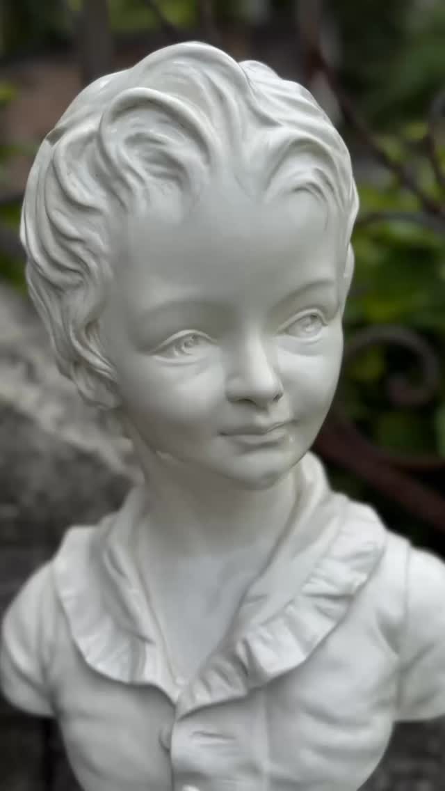 Sublime buste de jeune fille en Faience d’après Houdon .
Grande dimension .
A découvrir dans la boutique en ligne .
#misslittlebottle #buste #jeunefille #faience #antiquité