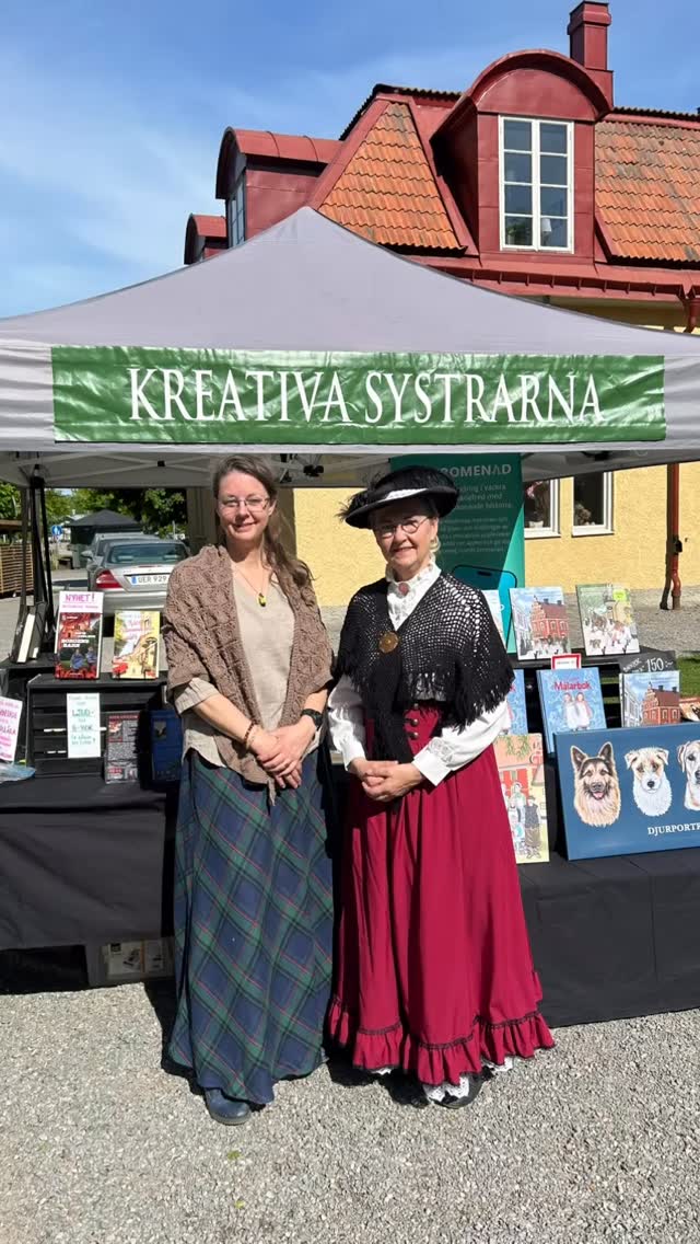 På plats i Ugglans park, Strängnäs, för dagens vårmarknad. Dagen till ära bär vi tidsenliga kläder till våra historiska böcker för stora och små! Kom gärna förbi, det händer mycket kul under dagen!
#strängnäs #strängnäshistoria #författare #vårmarknad