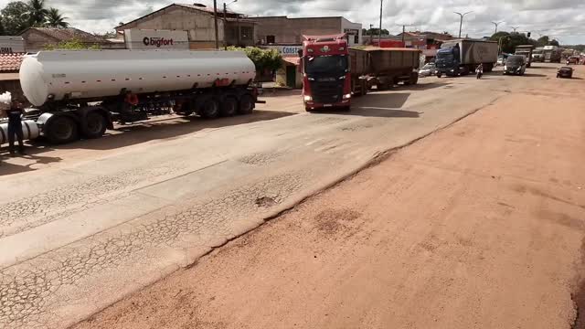 #TBT
🛣️Na Blitz dos Caminhoneiros, oferecemos mais do que kits de higiene e Bíblias — compartilhamos a mensagem capaz de mudar destinos. Em meio ao desgaste das estradas, Deus tocou corações por meio do amor, do cuidado e da esperança.
Pois há um Deus que observa cada quilômetro rodado, atende a cada oração silenciosa e segue chamando vidas para mais perto dEle. 🙏🏼
O Evangelho prossegue avançando pelas rodovias!❤️🔥
SEMADESL🌎
Missão no poder do Espírito Santo🔥
__________________________
#semadesl #iadesl #blitzdoscaminhoneiros #missões