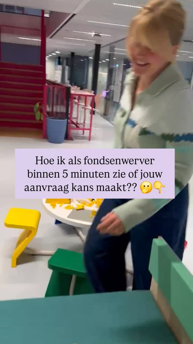 Hoe ik binnen 5 minuten zie of jouw fondsaanvraag kans maakt.
🙋🏼♀️ Wil je 2 pagina’s uit mijn e-book ‘Jouw project gefinancierd’ (gratisss) ontvangen?
Laat dan hieronder een reactie achter en dan stuur ik het naar je toe!
🚨 Dit is wat ik veel mis zie gaan en waarom goede ideeën tóch geen subsidie krijgen.
Veel makers beschrijven in heel algemene bewoordingen wát ze gaan doen: een productie, een kunstwerk, een concert, maar vergeten uit te leggen waarom.
Als fondsadviseur moet ik enthousiast worden.
Ik moet snappen waarom dit project nodig is, waar het vandaan komt, en waarom het nú relevant is.
Trekt de aanvraag mijn aandacht, of is hij algemeen en vaag?
zie ik een helder probleem, doel en motivatie?
Vloeien de projectactiviteiten logisch voort uit een missie en visie?
Alleen activiteiten opsommen is niet genoeg.
Zonder hoger doel voelt een plan als los zand, hoe leuk het idee ook is.
Subsidie aanvragen in de kunst draait niet alleen om een goed concept, maar om hoe je dat concept verwoordt.
Dat is de kern van kansrijke fondsenwerving in de cultuursector.
Wil je 2 pagina’s uit mijn e-book ‘Jouw project gefinancierd’ (gratis) ontvangen?
Laat dan hieronder een reactie (je laatstgebruikte emoji 🦛) achter en dan stuur ik het naar je toe! 👇