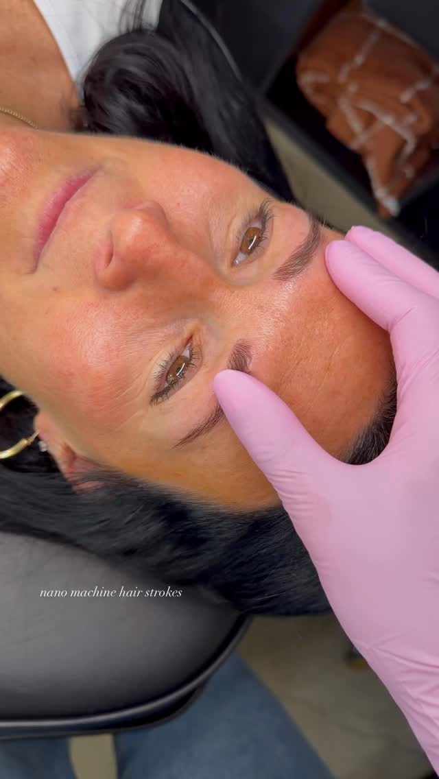 This brow transformation !! Keeping negative space in the brow to ensure results heal super natural. Goals were to give a bit more shape and definition to the brow, while staying close to her natural shape.
Nano Machine Hairstrokes 🩵