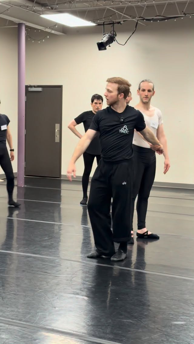 Saut de basque is all about coordination - not just power.
Bryce Lee coaching the preparation and allongé in variations class at our Adult Intensive 💪
#themaledanceconnection #maledancer #balletdancer #adultdancer #adultballet