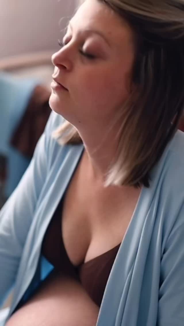 🎥: @heroriginstories
There’s a moment after birth that stays with you forever.
Not just what it looked like, but what it felt like.
When you imagine meeting your baby for the first time, how do you want them to feel as they enter this world?
Safe?
Calm?
Held?
Unhurried?
Tenderly welcomed?
There is no one “right” way to create that experience. For some families it looks like dim lights, warm water, soft encouragement, and the comfort of home. For others it may look completely different. What matters is creating an environment where you feel deeply supported, respected, and safe enough to soften into the experience.
Because birth isn’t only about bringing a baby earthside.
It’s also about the way we welcome them.
And babies feel that energy too.
𝐀𝐥𝐰𝐚𝐲𝐬 𝐫𝐞𝐦𝐞𝐦𝐛𝐞𝐫: 𝐁𝐢𝐫𝐭𝐡 𝐦𝐚𝐭𝐭𝐞𝐫𝐬. 𝐒𝐨 𝐝𝐨 𝐲𝐨𝐮. 💚 @doula.heather.taylor
#HomeWaterBirth #PhysiologicalBirth #SacredBirth #BirthWithoutFear #doulaheathertaylor