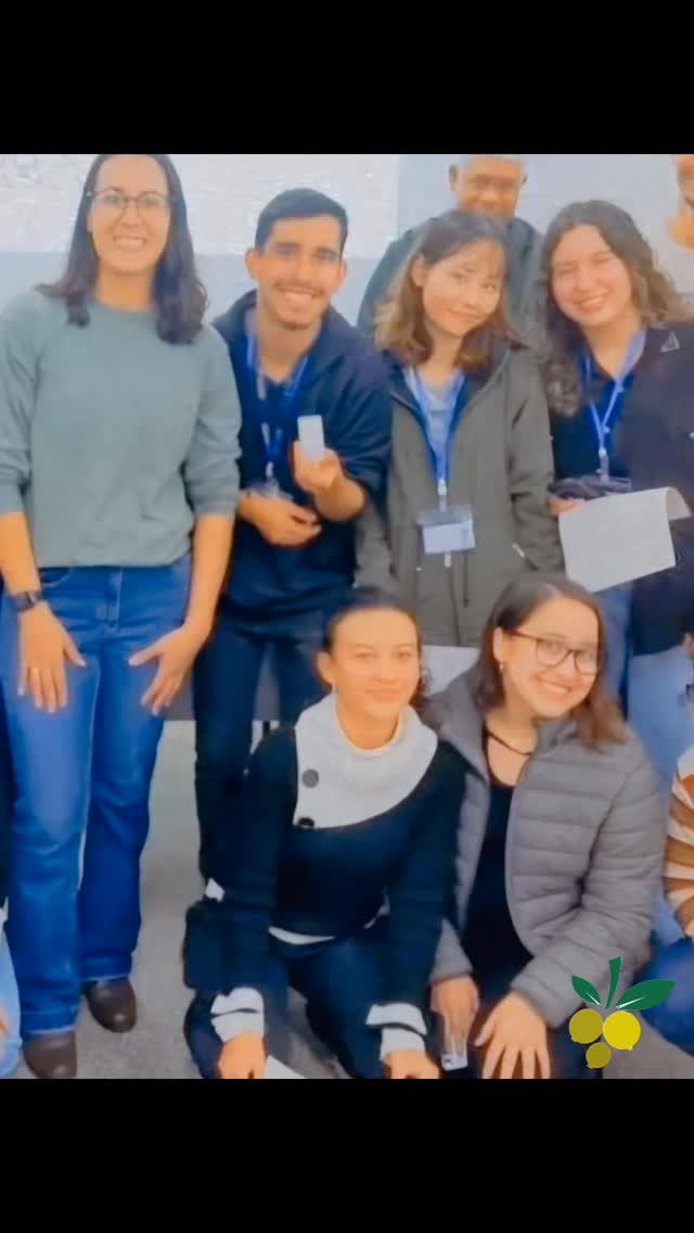 Na última semana, durante os dias 20, 21 e 22 de maio, aconteceu a XVI Semana Integrada de Química (SEINQUI), em Dourados, realizada pela UEMS e pela UFGD. Na ocasião, a aluna Nara Andrade, Eng. Química, mestranda do Programa de Pós-Graduação em Recursos Naturais (PGRN) da UEMS, ministrou o curso de curta duração "Elaboração de produtos naturais, uma abordagem empreendedora e social", aos alunos participantes. O principal objetivo do minicurso foi mostrar aos alunos as possibilidades de desenvolvimento de produtos naturais que possam gerar renda, de forma sustentável e com impactos social e ambiental positivos.
Uma das atividades propostas durante a aula foi a elaboração de produtos naturais para serem comercializados em uma "feira criativa". Para isto os participantes se dividiram em grupos e cada grupo criou um produto natural do zero, pensando em nome, marca, logo, embalagem e finalidade. Em seguida todos os produtos foram expostos na "feira" e aquele que recebeu maior número de votos venceu.
Venha fazer parte do Projeto Guavira!
🔗 Saiba mais em: www.projetoguavira.com
🔗 Saiba mais em: www.guaviraconecte.projetoguavira.com
📷 Siga-nos no Instagram: @projetoguavira
🎞️ Estamos no TikTok: @projetoguavira
📘 Curta-nos no Facebook: /projetoguavira
🎬 Assista-nos no YouTube: @projetoguavira
#semanaacademicaquimica #projetoguavira #guavira