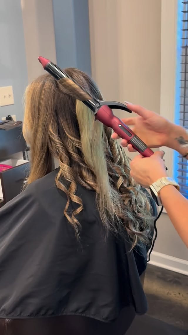 The calendars are packed and the glam is nonstop ✨ Prom + wedding season is officially underway 🫶🏻 by @danamshumski
#buckscounty #hairtok #newtown #buckscountyhairstylist #promnight