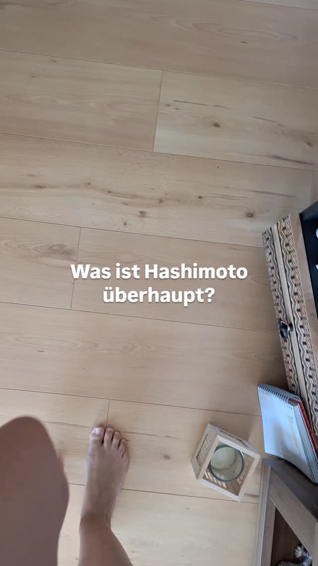 Hashimoto ist eigentlich KEIN Schilddrüsenthema. Es ist Stress, Schwermetalle und ein Leben, was nicht mehr dir gehört...
Uff.. klingt erstmal hart, wenn ich das so schreibe und im Nachhinein betrachtet, ist es aber sowas von richtig 🙈
Ich dachte immer, bei der Schilddrüse geht es um Hormone und einfach ein paar Nährstoffe auffüllen und anders essen.
Ja geht es auch...
Aber es war eigentlich viel einfacher.
Wenn du dich fragst, WIESO deine Schilddrüse überhaupt so entgleist, dann erkennst du.
✨️ Deine Schilddrüse liefert Energie.
Wenn sie aber zu viel produzieren muss – viel zu viel – dann ist sie irgendwann leer und du fällst in ein Loch.
-> also Energieräuber aussortieren, Leben neu sortieren, und weiter geht's ;) Du hast wieder Energie und deine Schilddrüse freut sich.
Keine Entzündungen mehr nötig.
Keine Hashimoto mehr.
So war's bei mir. Ganz oft 😅 und ich hab's nicht gesehen 🙈🙈
✨️ Deine Schilddrüse will Nährstoffe! Ja. Aber im richtigen Umfeld.
-> auch hier wieder – Stress laugt dich aus und bügelt dir die ganze Wiese platt. Im Darm. Deine guten hilfreichen Bakterien, die deine Darmflora ausmachen und bei der Nährstoffverwertung helfen. Und auch dein Darm selbst. Stresst greift die Darmschleimhaut an. Sie entzündet sich und kann so keine Nährstoffe mehr aufnehmen, die deine Schilddrüse aber eigentlich braucht.
Also in Ruhe in den Entspannungsmodus finden – und ja, Nährstoffe helfen dabei auch – wie paradox...
Genau das habe ich jetzt schon zum zweiten Mal vor kurzem erlebt.
Meine Schilddrüse wollte wieder entgleisen, aber da ich nun bereits wusste, was der eigentliche Auslöser ist, konnte ich direkt ganz anders handeln und hab meine Schilddrüse rechtzeitig wieder eingefangen, bevor die Hashimoto überhaupt nur wieder den kleinsten Anhaltspunkt findet und bin glücklich und wieder freier. Ohne einen erneuten Ausbruch der Hashimoto-Entzündung.
🫶 Und genau dafür habe ich meinen Onlinekurs entwickelt, wo ich genau all das mit dir durchgehe und jeden, aber wirklich jeden 😄, Zipfel deiner Hashimoto oder Schilddrüsenunterfunktion ganz genau betrachte, damit sich wirklich etwas verändern kann.