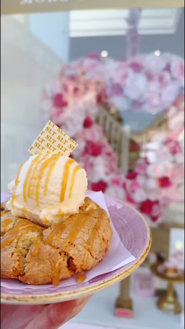 Enjoy any cookie topped with vanilla ice cream 🍦 🍪 the best combination!