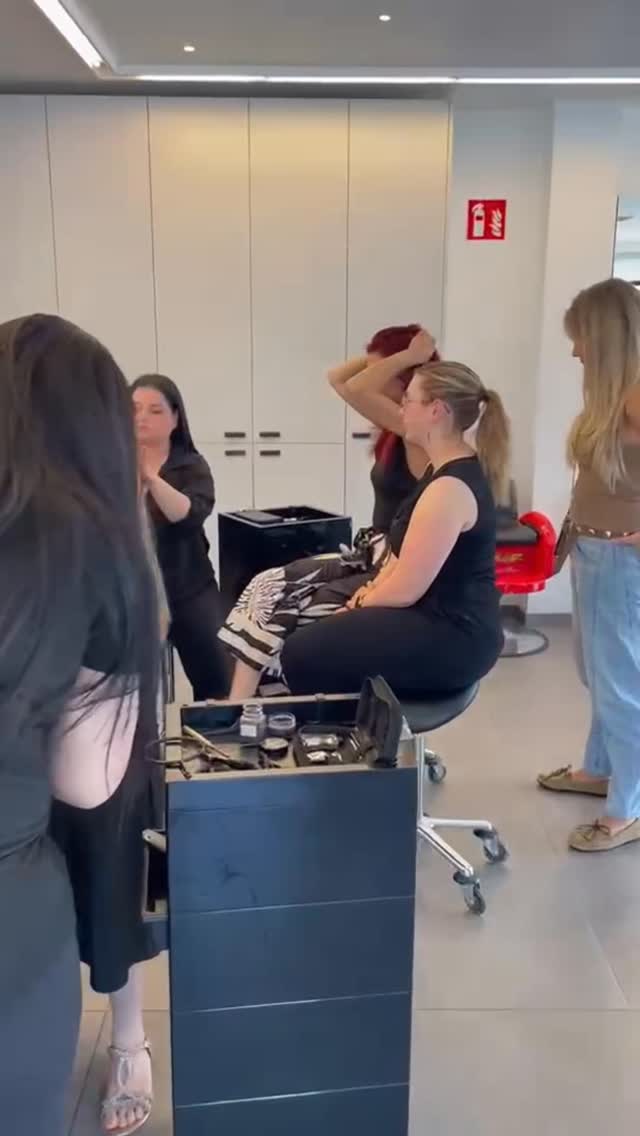 Opleidingsdag bij Kreatos Keerbergen & Kreatos Putte ✨
Wat een fantastische dag met zó veel enthousiasme en leergierigheid! 💪
Jullie hebben het echt super gedaan en het is geweldig om te zien hoe snel jullie mee zijn in de techniek.
We hebben gewerkt met de super snelle Butterfly techniek 🦋
➡️ Plaatsing in amper 20 minuten
➡️ Herplaatsing in slechts 10 minuten
Snel, efficiënt en met een prachtig resultaat – ideaal om je salon naar een hoger niveau te tillen en je klanten nog beter en sneller te bedienen.
Wil jij deze techniek ook leren en je salon laten groeien?
Stuur ons een DM 📩 voor meer info en opleidingen.