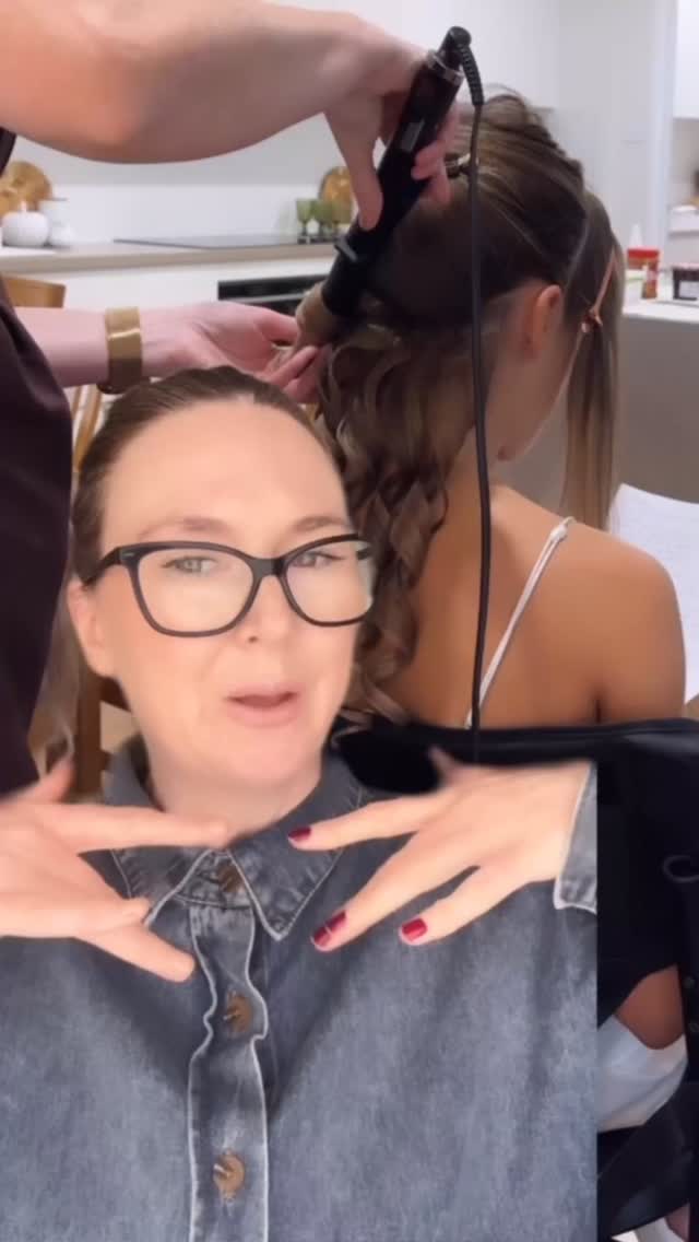 ✨Bridal Banter Episode 3 - Part 2 💕
Why your choice of PJ’s could cost you an hour of touch ups time you didn’t plan for 🙈😭
Said with love 💕
Stitch video credit to @hairbyhannahtaylor
Save and send to a friend who’s getting married 😘
#Weddingtips #bridalbanterwithnicole #huntervalleyhairstylist #newcastlehairstylist #bridalhairstylist