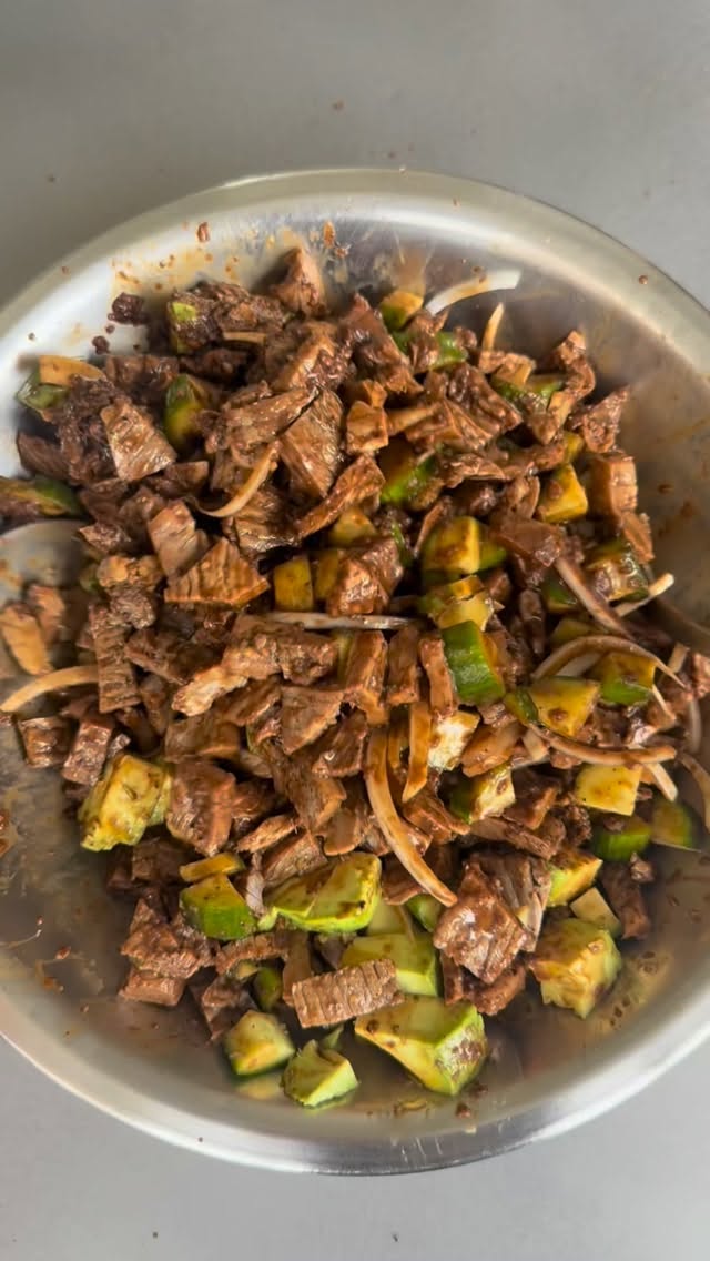 Una verdadera delicia! Tienes que hacerlo!
Receta:
500 g de arrachera asada y partida en cuadritos
3 pepinos europeos con cáscara y cubos
1/4 de cebolla en plumas
1 aguacate en cuadritos
Salsa negra
1 chile tatemado
1/4 piezas de cebolla tatemada
1 tortilla tatemada
4 cucharadas de salsa maggy
2 cucharadas de soya
1/4 de aceite de oliva
Jugo de 2 limones
Licua los ingredientes de la salsa
Mezcla los ingredientes de la aguachile
Revuelve todo muy bien
Sirve con tostadas