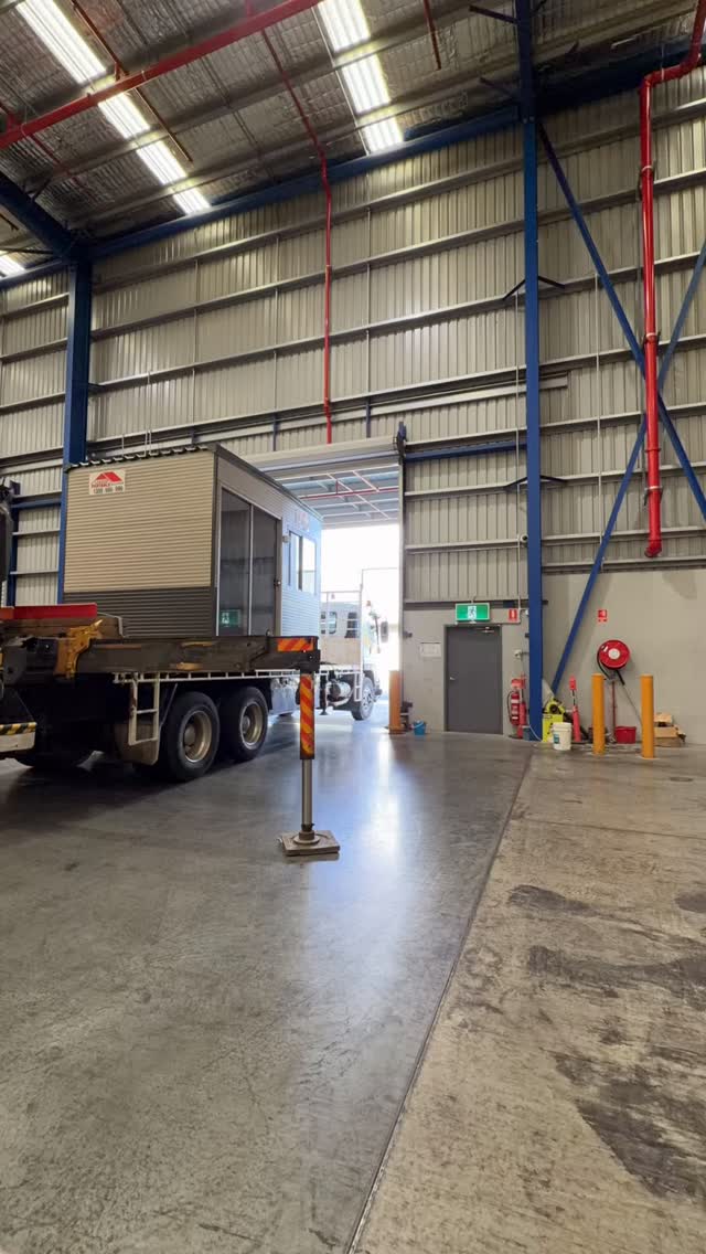 RCT Plant 92 putting the Isuzu and rear mount Effer 315-5S crane to work, safely delivering and positioning a portable building inside a factory at Erskine Park.
🏗 Reach Crane Trucks
🚛 Plant 92
🦾 Effer 315-5S Rear Mount Crane
#ReachCraneTrucks #EfferCrane #Isuzu #PortableBuilding #CraneTruck @leasedportablebuildings