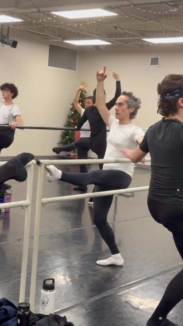 Working at the barre so the same concepts carry into the center 💪#themaledanceconnection #maledancer #ballet
