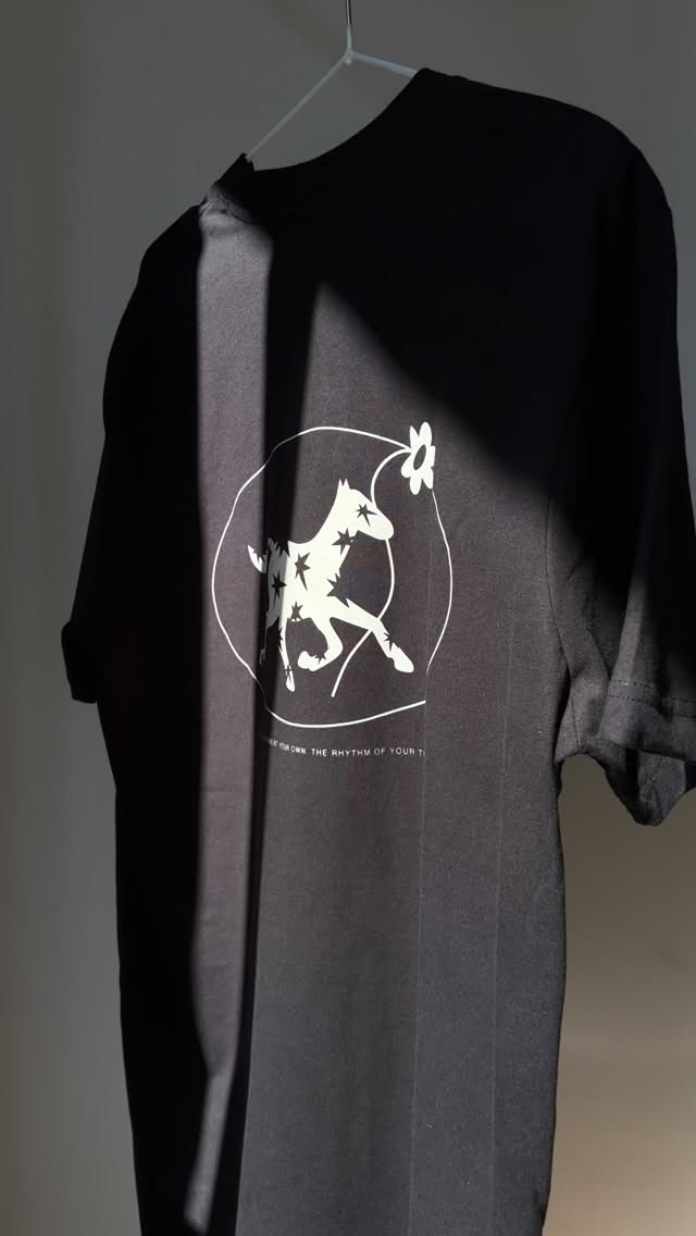 The Solo Ride T-Shirt 🐎
Get yours before they’re all gone!
//
#tshirtdesign #apparel #horseyear #fernandamaria #illustration