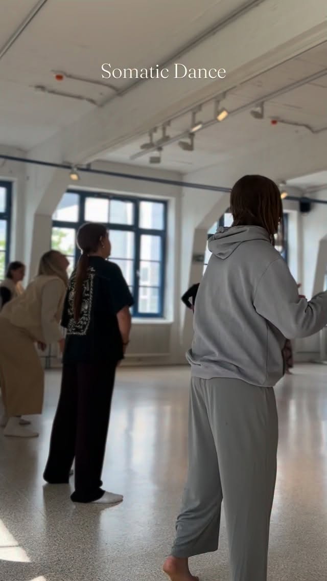 Der erste Somatic Dance Workshop in Trier ✨⚡️😍
@cheveeyo war am letzten Wochenende bei Mani & hat so viel Freude, Bewegung & Bedeutung mit uns geteilt 🫰🏼
Somatic Dance beginnt im Hier & Jetzt, in deinem Körperempfinden, mit der Geschichte, die deine Zellen erzählen, mit den Mustern & Hindernissen deiner Bewegungen.
Es eröffnet neue Räume, die schon immer deine eigenen waren ♥️ und erinnert dich an deinen Seelenhorizont ✨.
Für uns erweitert diese Art des Embodiments die Yogapraxis so sehr & darf mehr und mehr Teil sein von Mani, von Yoga, im Miteinander, in der Welt.
Wir freuen uns auf mehr !
Danke an alle die Teil der Journey waren & Flowershower to @cheveeyo (& to @nina.tica als Muse aus der Ferne 😘)!
Sweet News 🌶️: In unserer 300 h Embodied Yogalehrer*innen-Ausbildung unterrichtet Vincent ein ganzes Wochenende ‘Somatic Dance’ (Start Teacher Training Oktober 2026) ! Erweitere deinen eigenen & deinen Teaching Horizont & sei so gern dabei!