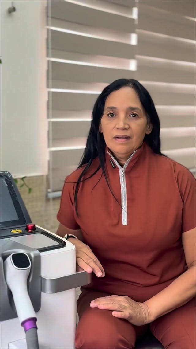¿Todavía sufres por culpa de las afeitadoras? 🪒✨
Es hora de dejar atrás la irritación y darle a tu piel el cuidado que se merece. La depilación láser no solo es indolora, sino que transforma por completo la textura de tu piel:
✨ Más clara y uniforme.
✨ Libre de manchas.
✨ Increíblemente suave desde la primera sesión.
El vello empieza a debilitarse y a caerse solo, ¡así de fácil! ¿Qué esperas para dar el paso? 🤍