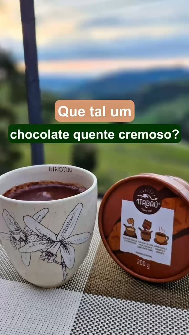 Que tal um chocolate quente cremoso? O frio chegou e nada melhor que uma bebida quente pra se esquentar! Na seleção de junho, tem chocolate quente cremoso da @itabau_sorvetes. Deu vontade? Garanta sua caixa (avulsa ou assinatura de 6 ou 12 meses) acessando o site (link na Bio). Entrega em cidades de MG e SP, onde o Sedex, despachado a partir de Gonçalves e São Paulo, não leve mais do que um dia. #mantiqueira #clubedeassinatura #pequenoprodutor #chocolatequente #diadosnamorados