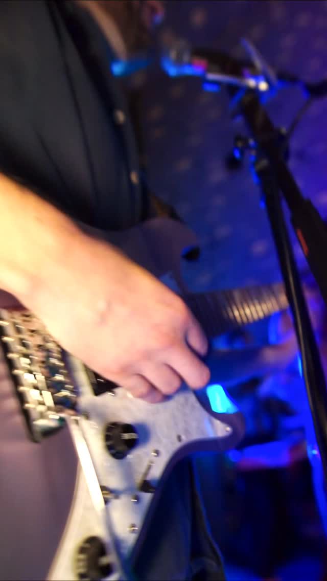 We had the groom join us on drums for a couple of songs last week 🥁 Nice one Chris!
#weddingband #livemusic #partyband #allthesmallthings #torn