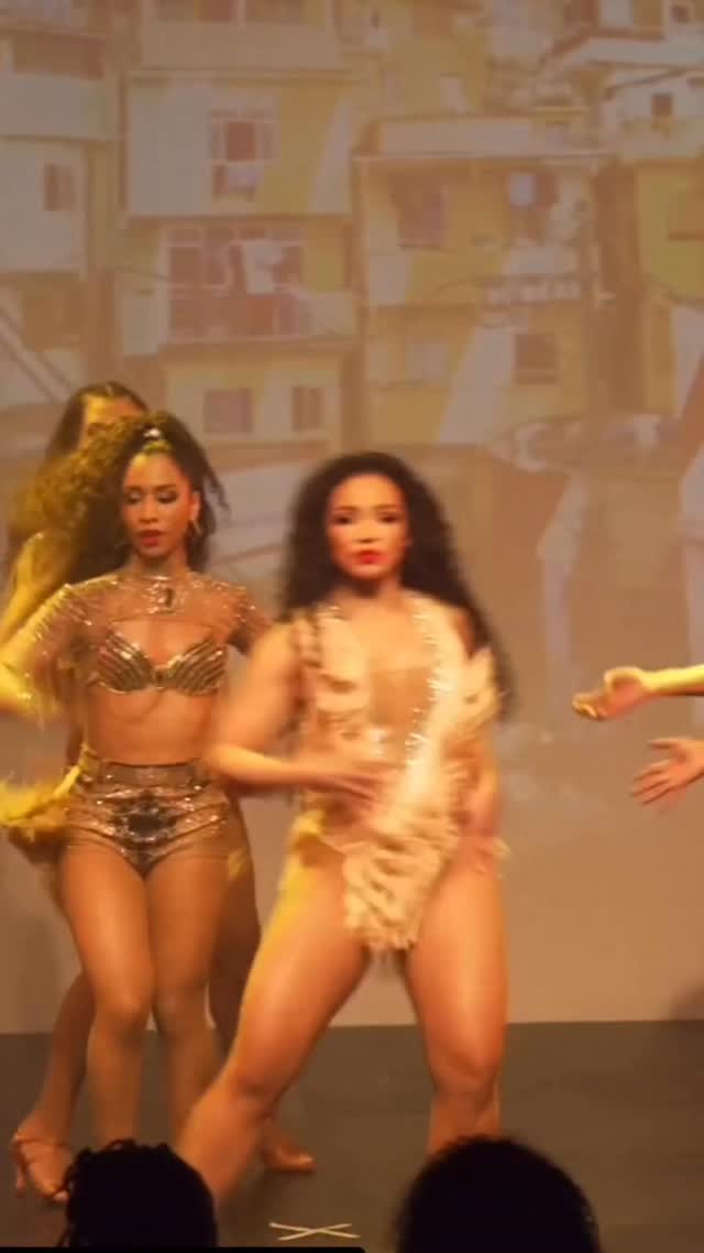 O nosso samba é sobre alegria, energia e amor 🇧🇷❤️
#samba #brazilianfantasy #carnaval #passistas #dança